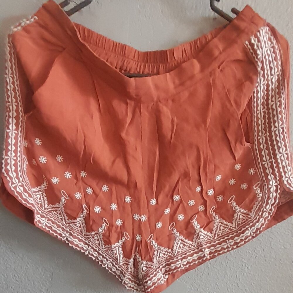 Willow & Clay embroidered rust-colored boho shorts Size Small